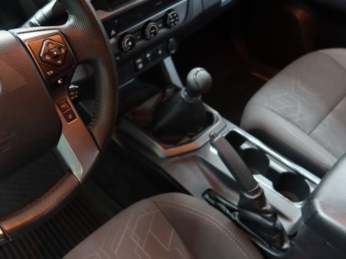 Used 2018 Toyota Tacoma TRD Sport AWD/4WD image 11