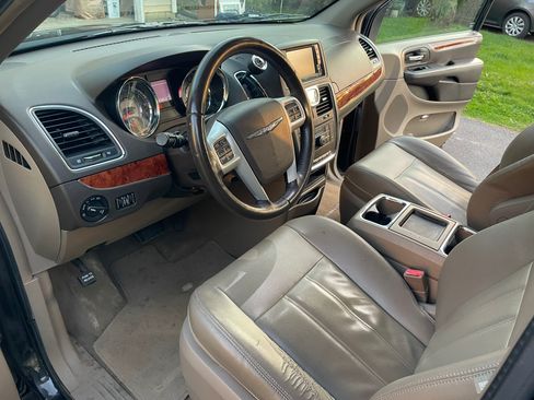 Used 2014 Chrysler Town & Country Touring FWD image 13