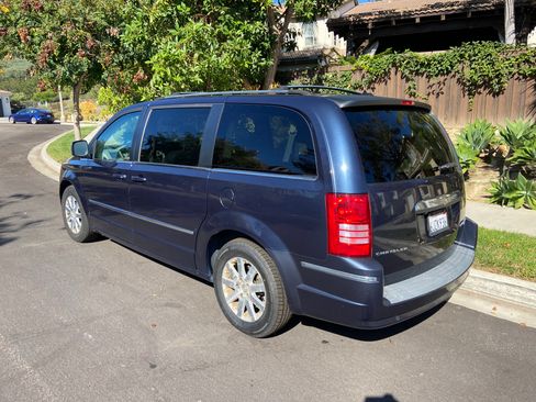 Used 2009 Chrysler Town & Country Touring image 2