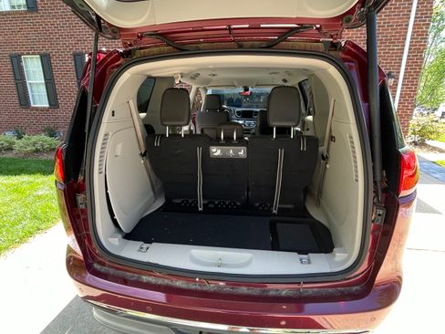 Used 2020 Chrysler Pacifica Touring-L image 11