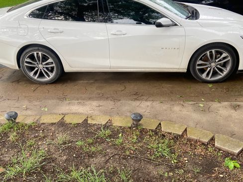 Used 2022 Chevrolet Malibu LT FWD image 1
