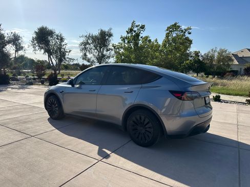 Used 2025 Tesla Model Y Long Range AWD/4WD image 4