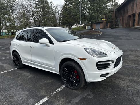Used 2013 Porsche Cayenne Turbo w/ Sportdesign Pkg w/Side Skirts image 9