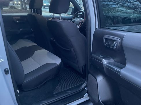 Used 2020 Toyota Tacoma TRD Off-Road w/ Technology Package image 23