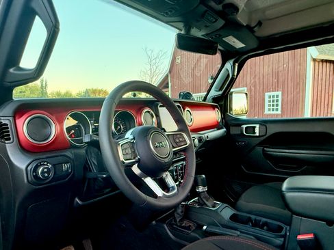 Used 2023 Jeep Gladiator Rubicon w/ Cold Weather Group AWD/4WD image 22