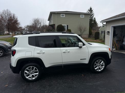 Used 2017 Jeep Renegade Latitude image 4