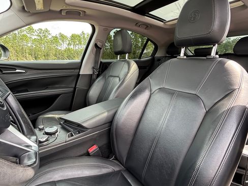 Used 2018 Alfa Romeo Stelvio AWD image 8