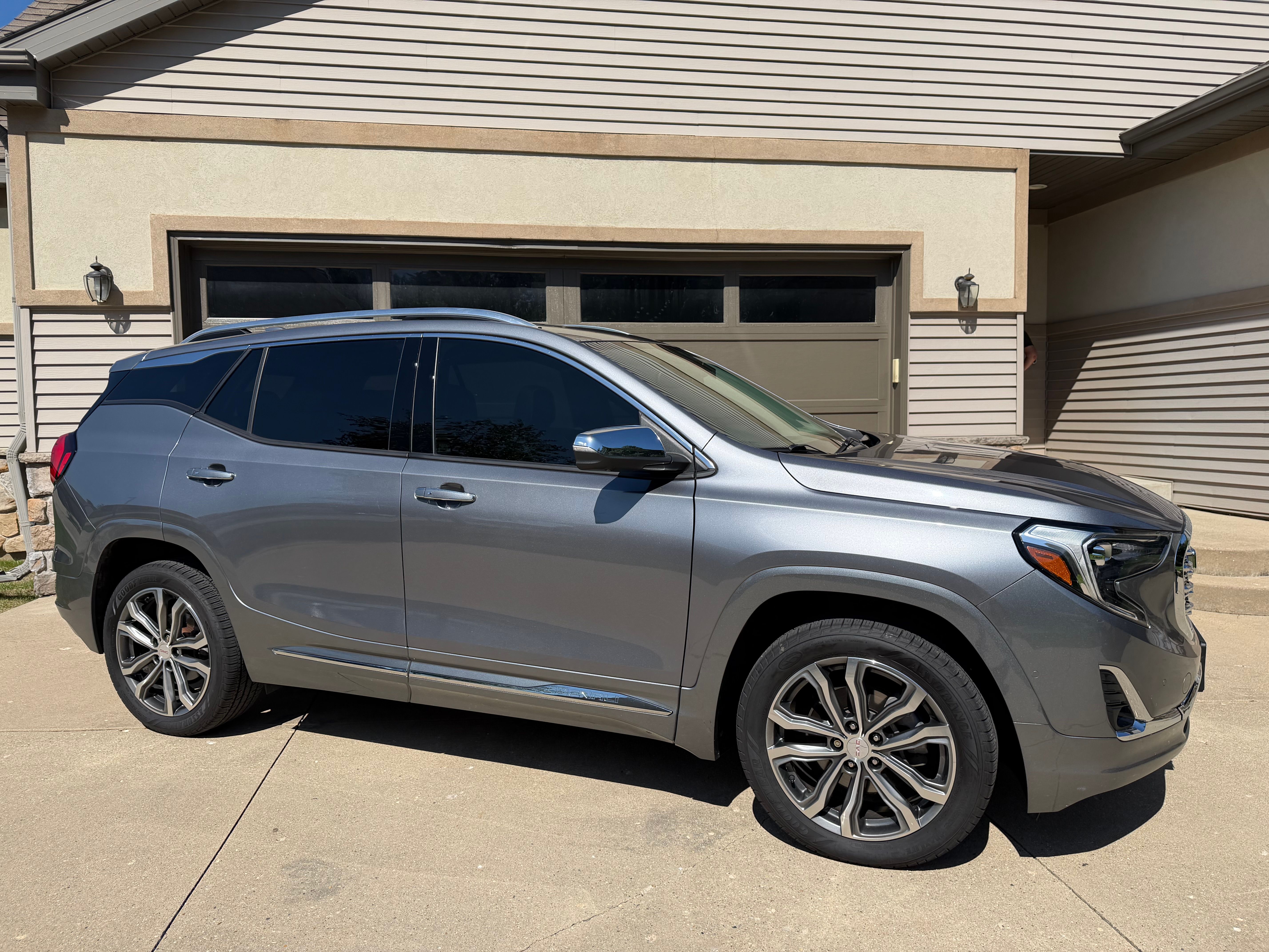 Used 2020 GMC Terrain Denali w/ GMC Pro Grade Package AWD/4WD image 2