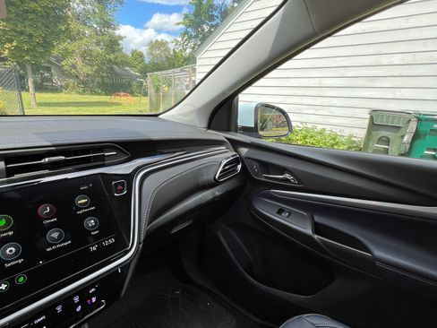 Used 2023 Chevrolet Bolt EUV LT w/ Convenience Package image 12