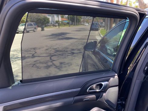 Used 2015 Porsche Cayenne Turbo image 8