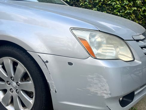 Used 2005 Toyota Avalon XLS image 2