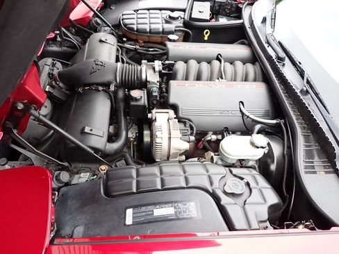 Used 2000 Chevrolet Corvette Convertible w/ Performance Handling Pkg RWD image 10