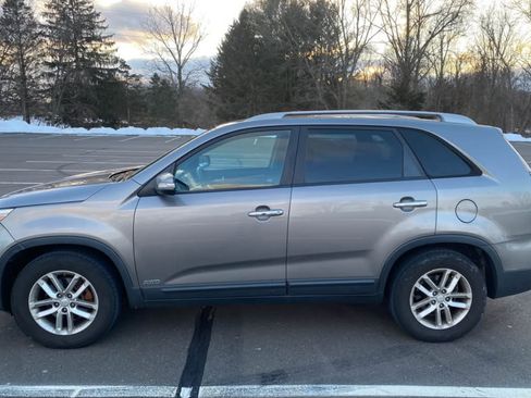 Used 2015 Kia Sorento LX image 2
