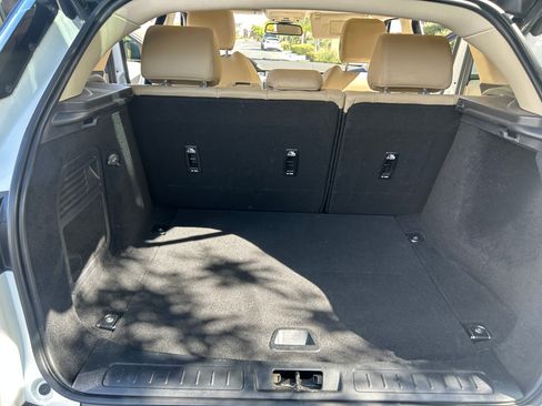 Used 2018 Land Rover Range Rover Evoque SE Premium image 11