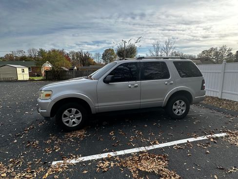 Used 2010 Ford Explorer XLT image 8