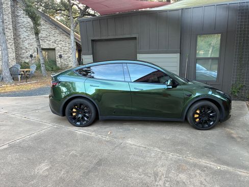 Used 2022 Tesla Model Y Long Range AWD/4WD image 1