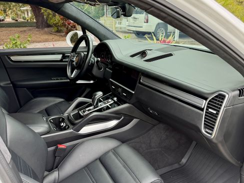 Used 2022 Porsche Cayenne Turbo image 18