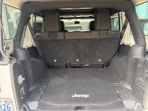 Used 2015 Jeep Wrangler Unlimited Sahara image 16