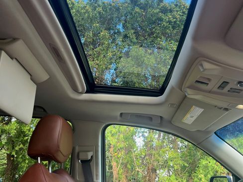 Used 2017 Cadillac Escalade ESV Luxury image 17