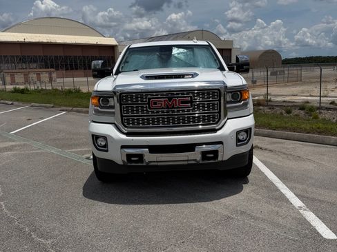 Used 2019 GMC Sierra 2500 Denali w/ Duramax Plus Package AWD/4WD image 4