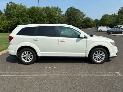 Used 2016 Dodge Journey SXT w/ Comfort/Convenience Group FWD image 2