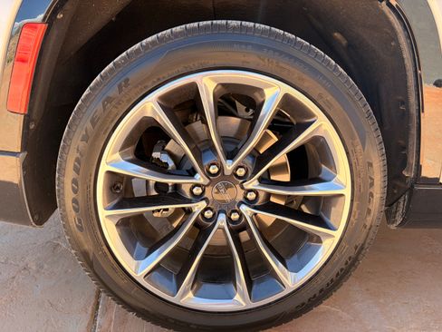 Used 2023 Jeep Wagoneer Series III w/ Premium Group I AWD/4WD image 6