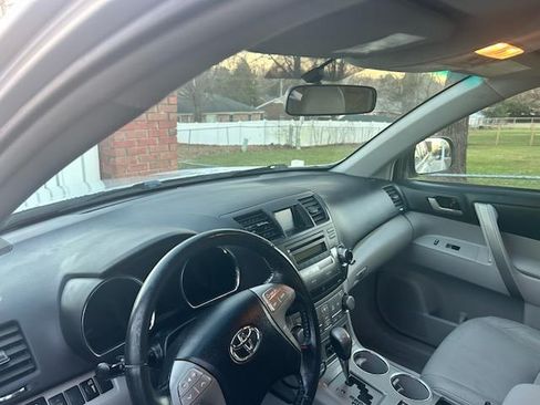 Used 2010 Toyota Highlander SE image 4
