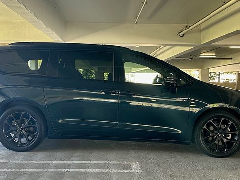 Used 2022 Chrysler Pacifica Limited w/ S Appearance Package FWD image 5