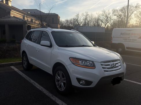Used 2010 Hyundai Santa Fe SE image 1