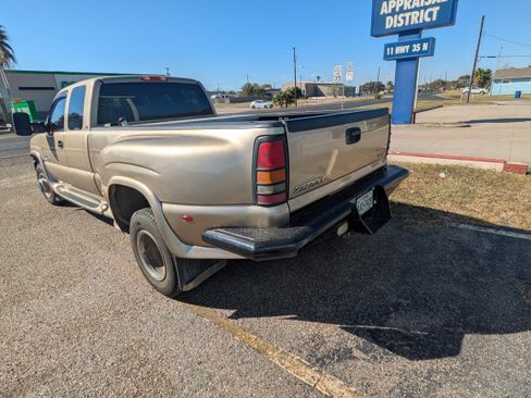 Used 2006 GMC Sierra 3500 SLE w/ Heavy-Duty Power Package image 2