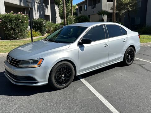 Used 2015 Volkswagen Jetta SE FWD image 1