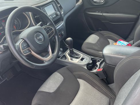 Used 2017 Jeep Cherokee Sport FWD image 10