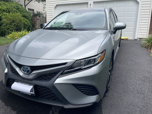 Used 2018 Toyota Camry SE FWD image 2