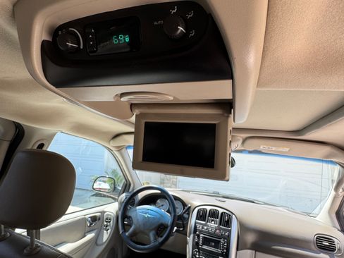 Used 2005 Chrysler Town & Country Touring image 10