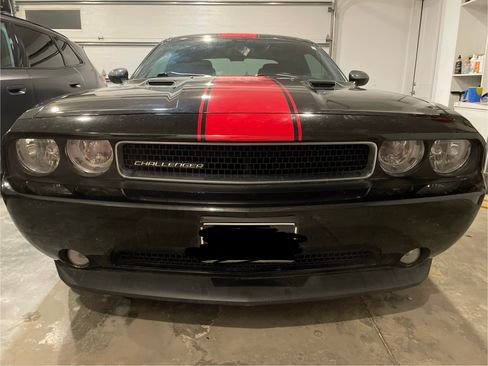 Used 2013 Dodge Challenger SXT image 2