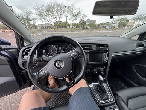 Used 2017 Volkswagen Golf Wolfsburg Edition image 31