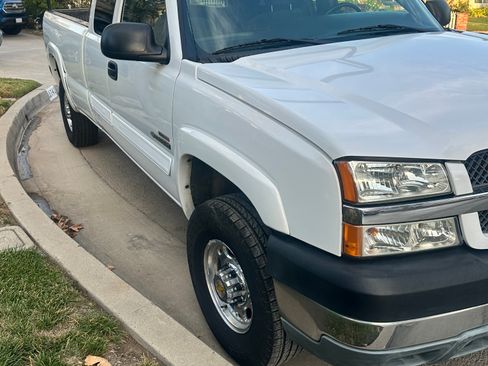 Used 2004 Chevrolet Silverado 2500 LS w/ Heavy-Duty Power Package RWD image 2