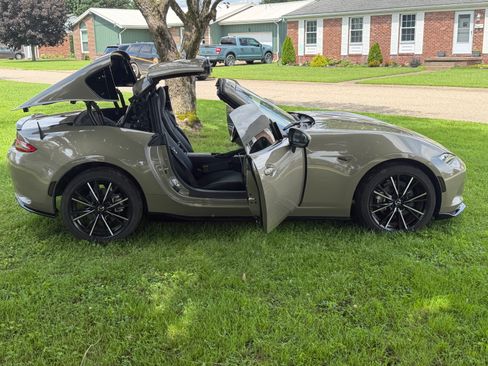 Used 2024 MAZDA MX-5 Miata RF Grand Touring w/ Appearance Package RWD image 14