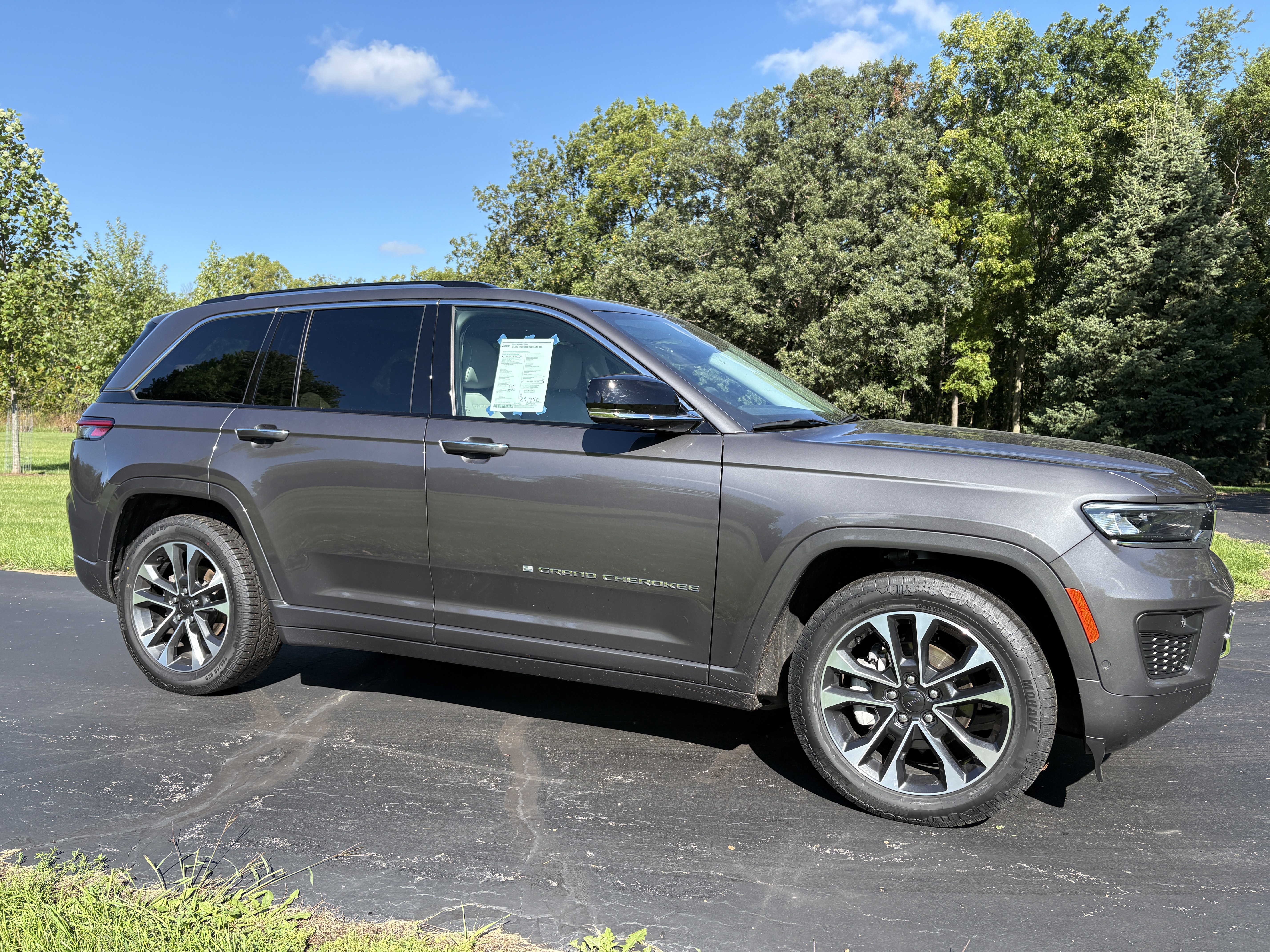 Used 2023 Jeep Grand Cherokee Overland AWD/4WD image 2