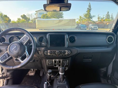 Used 2022 Jeep Wrangler Unlimited Sahara AWD/4WD image 16