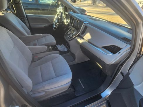 Used 2016 Toyota Sienna LE image 10