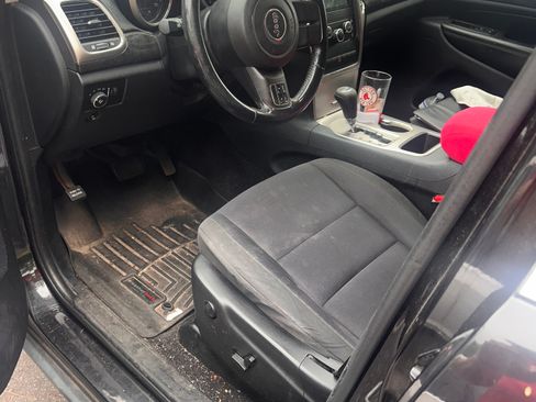 Used 2011 Jeep Grand Cherokee Laredo AWD/4WD image 5