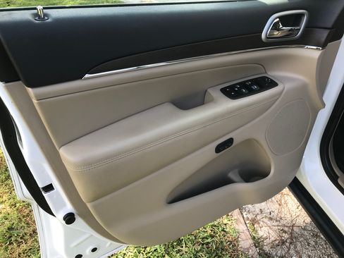 Used 2018 Jeep Grand Cherokee Limited image 6