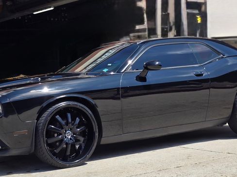 Used 2014 Dodge Challenger SXT RWD image 9