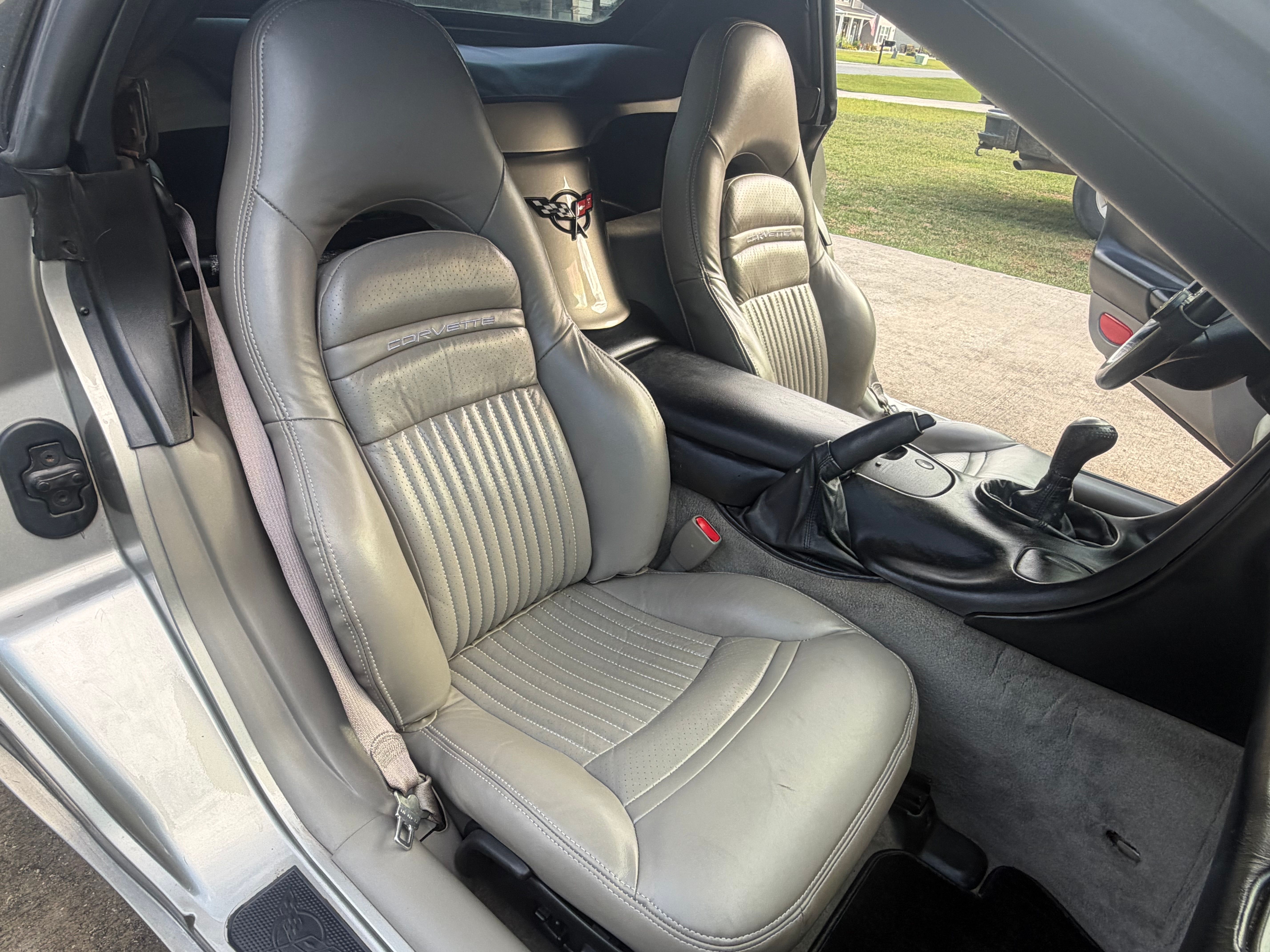 Used 2001 Chevrolet Corvette Convertible w/ Preferred Equipment Group2 RWD image 2