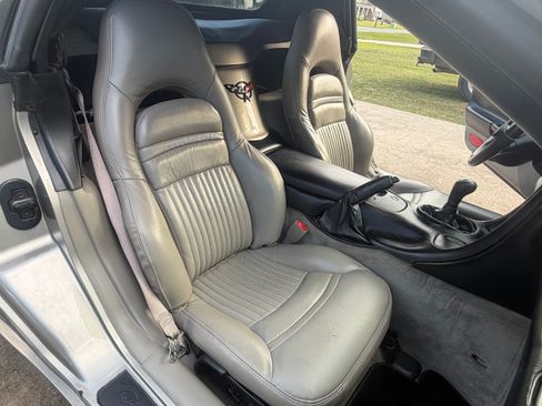 Used 2001 Chevrolet Corvette Convertible w/ Preferred Equipment Group2 RWD image 2