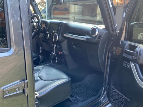 Used 2017 Jeep Wrangler Unlimited Rubicon image 8