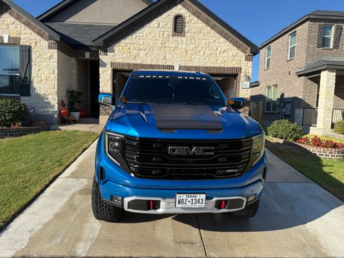 Used 2024 GMC Sierra 1500 AT4 w/ Technology Package image 9