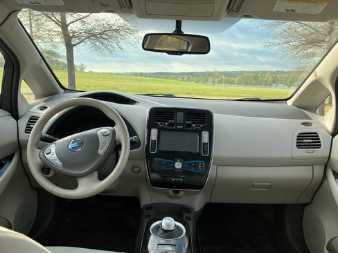 Used 2015 Nissan Leaf SV w/ LED & Quick Charge Package image 9