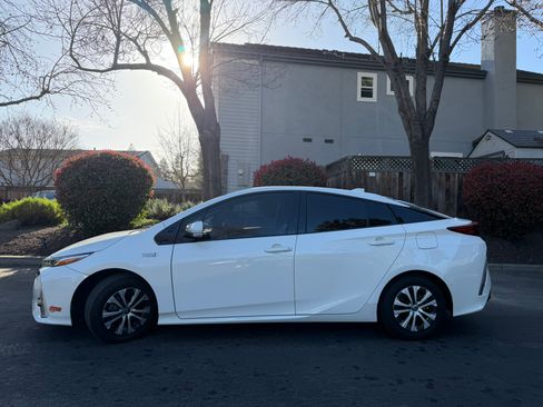 Used 2020 Toyota Prius Prime Limited image 2